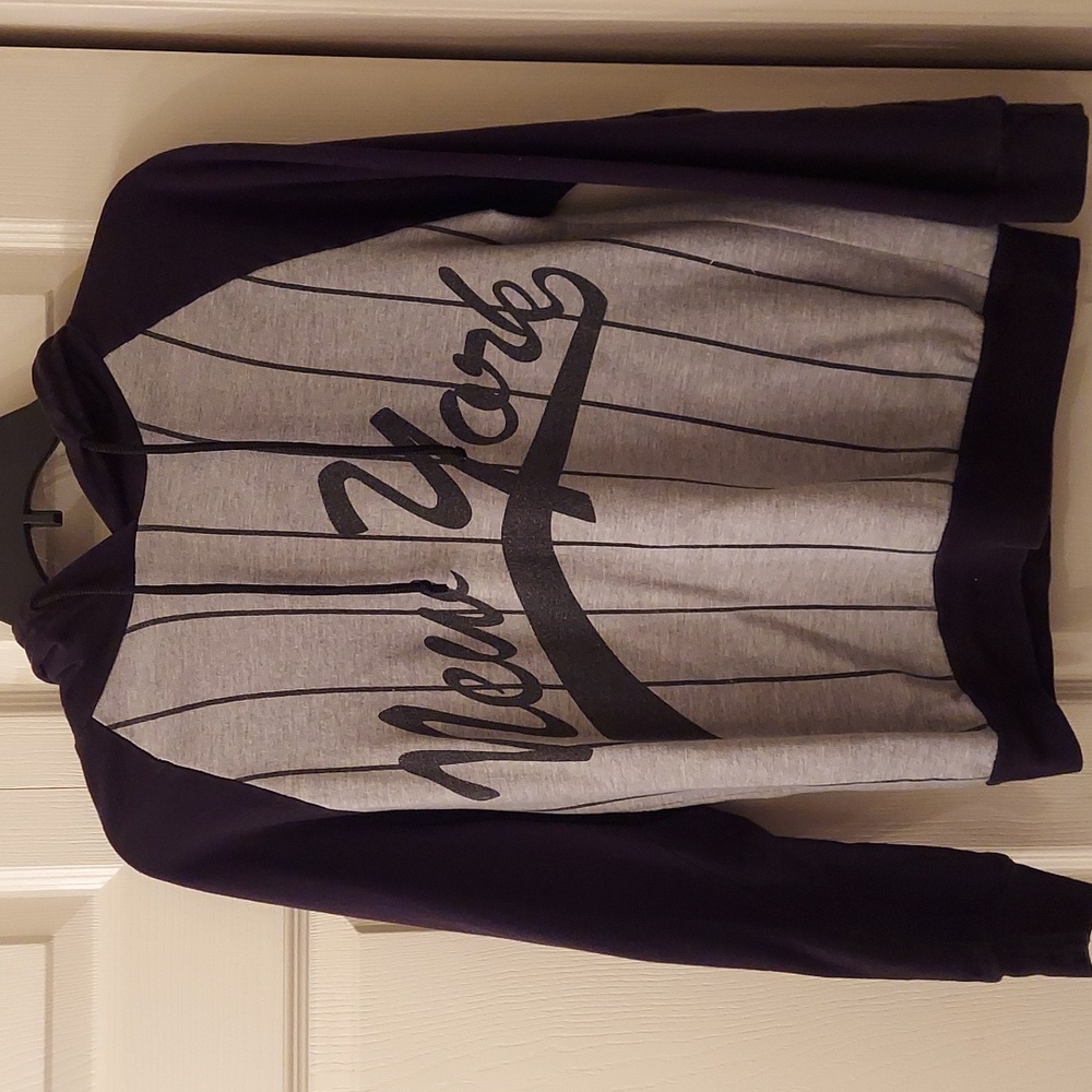 On FIRE “New York” Hoodie, Size S juniors
